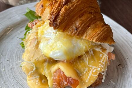 Яйцо Бенедикт на круассане