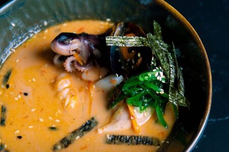 Суп с морепродуктами в азиатском стиле