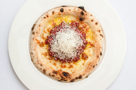 Тартар из говядины с пармезаном на лепешке