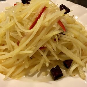 Салат из картофеля с чили
