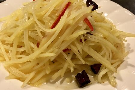 Салат из картофеля с чили