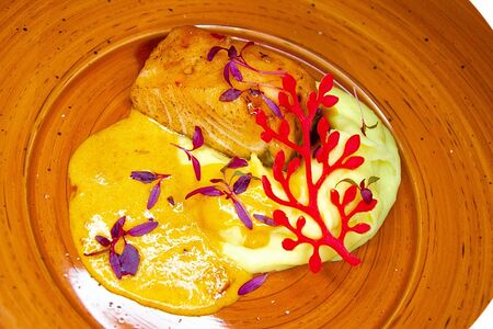 Булгур или картофельное пюре с лососем в соусе том ям