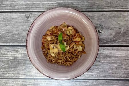 Японская лапша соба с беконом и грибами