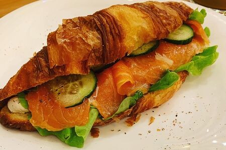 Круассан с лососем