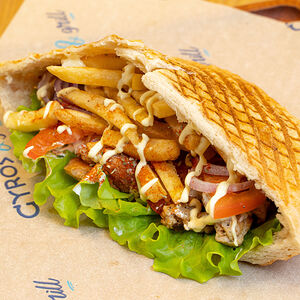 Гирос в кипрской пите