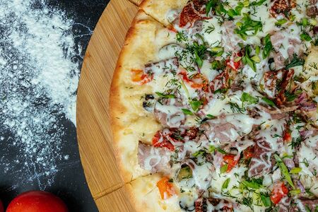 Пицца с луковым кремом, ростбифом и бужениной