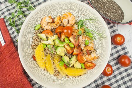 Боул с креветками и киноа