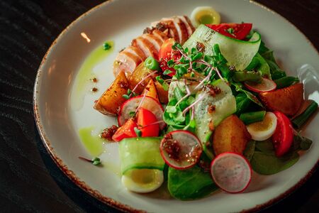 Салат нисуаз с перепелиным яйцом