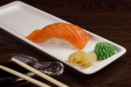 Суши с лососем