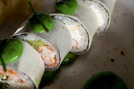 Фреш-ролл с тигровой креветкой, сливочным сыром и сладковато-острым соусом васаби