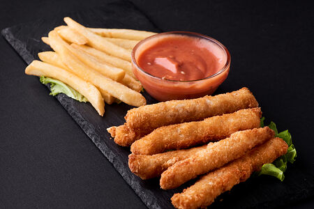 Рыбные палочки в темпуре с фри и соусом