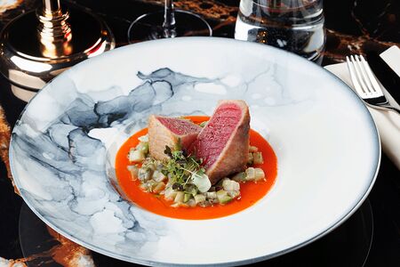 Стейк из тунца с томленным баклажаном и томатным кремом