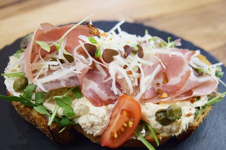 Брускетта с домашним мясом
