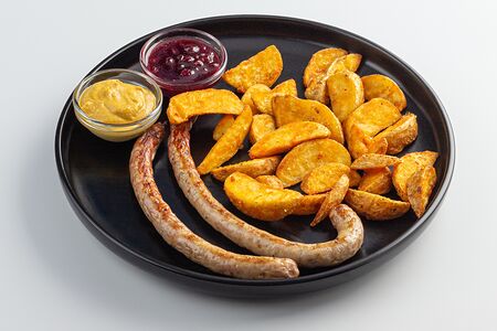 Свиные колбаски с гарниром