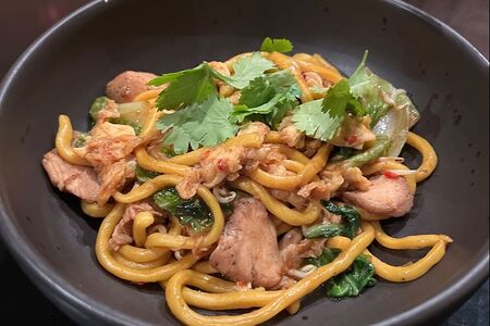 Вок с индейкой, романо и яйцом в остро-соевом соусе