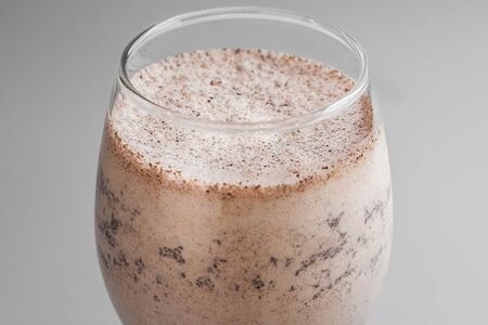 Молочный шейк с шоколадной крошкой