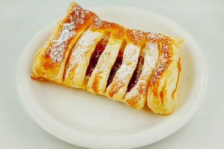Слойка с яблоком и корицей