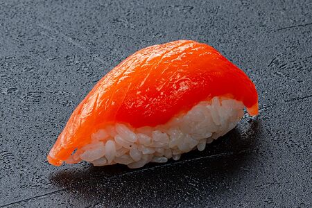 Суши с лососем