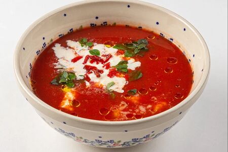 Томатный суп с креветками, страчателлой и базиликом