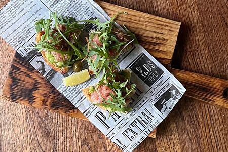 Брускетты с тунцом