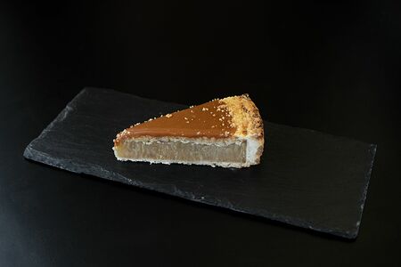 Яблочно-карамельное пирожное