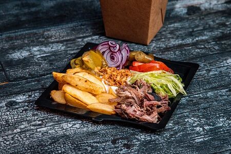 Шаверма с брискетом на тарелке