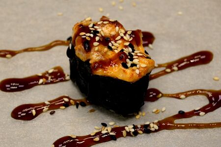 Запеченный гункан с тунцом