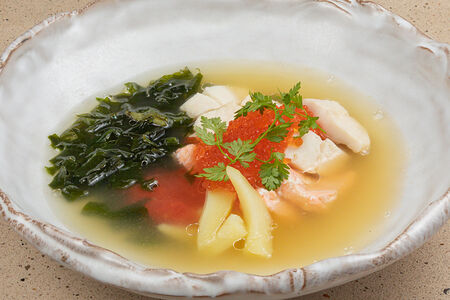 Камчатский суп из рыбы с икрой форели и томатами