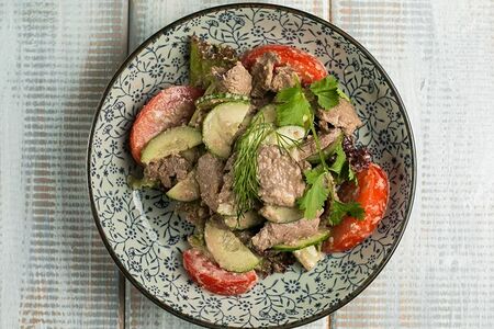 Теплый салат с ростбифом и грецким орехом