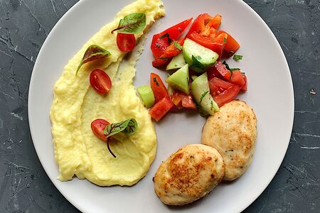Куриные котлетки с зеленью и картофельным пюре
