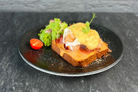 Бенедикт с креветками и пармской ветчиной