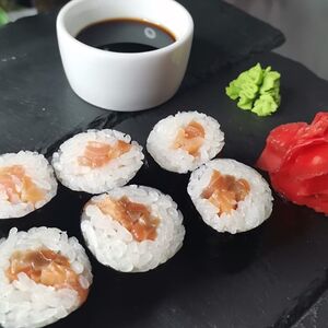 Маки с лососем