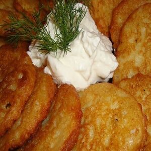 Драники со сметаной и грудинкой