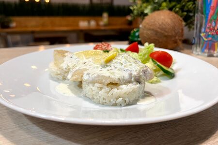 Рыба, запеченная с соусом