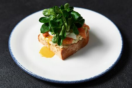 Брускетта с лососем и яйцом пашот