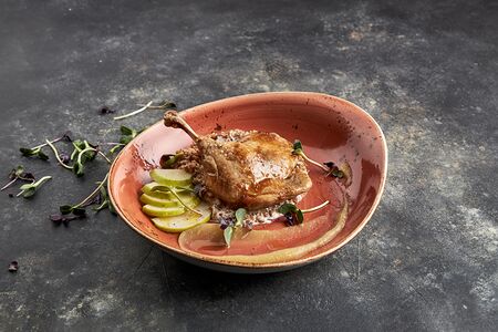 Утиная ножка с копчёным яблочным пюре