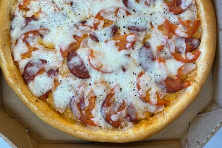 Пицца с ветчиной и колбасой