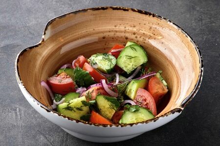 Овощной салат по-грузински с оливковым маслом