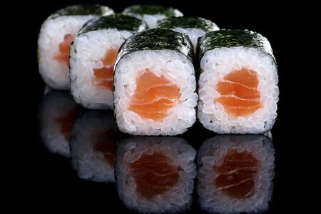 Ролл с лососем