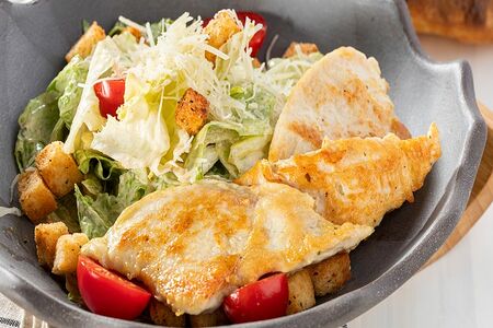 Салат Цезарь с курицей