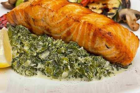 Лосось со шпинатом