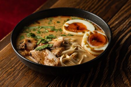 Куриный суп с удоном и яйцом