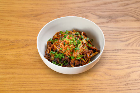 Лапша с говядиной, с овощами и капустой Кимчхи