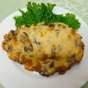 Свиная отбивная, запеченная с грибами и жареным луком под сырно-майонезной шапкой