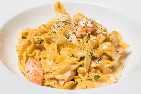 Паста с креветками и форелью