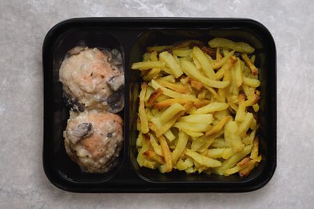 Тефтели куриные в грибном соусе с картофелем