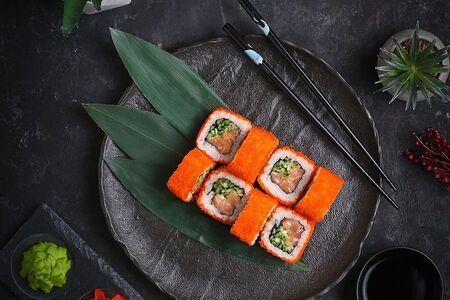 Ролл Калифорния с лососем