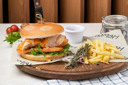 Бургер с куриным филе и фирменным соусом