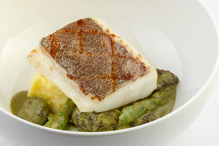 Палтус со спаржей и сморчками