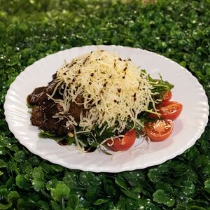 Салат с рукколой с говяжьей вырезкой